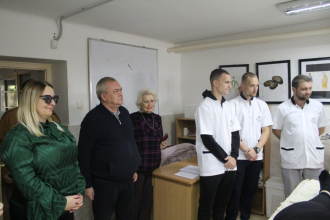 S. Dojić u obilasku fizioterapeutske učionice SMŠ Dr Ružica Rip